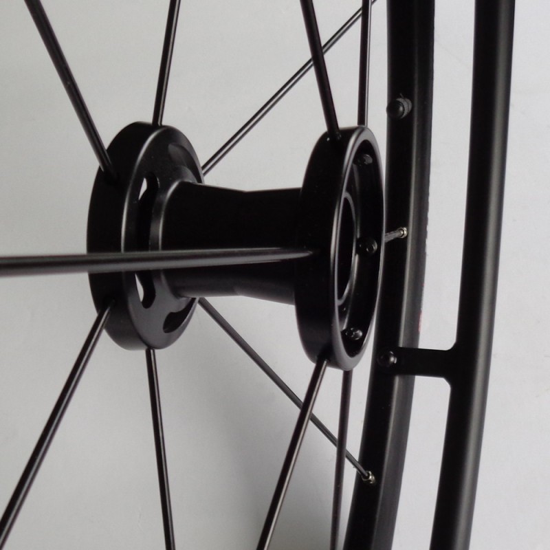 Roue complète légère OMOBIC CYCLONE 12 rayons Design et kit3