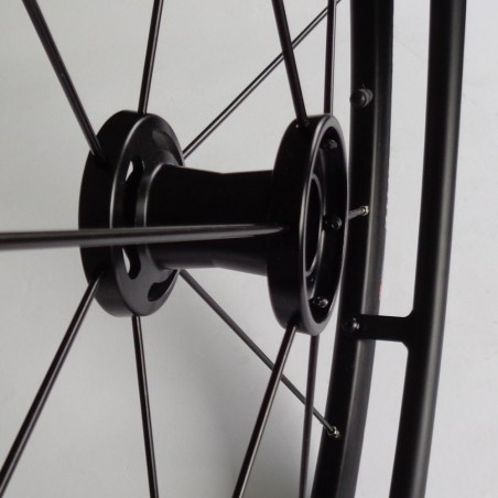 Roue complète légère OMOBIC CYCLONE 12 rayons Design et kit3